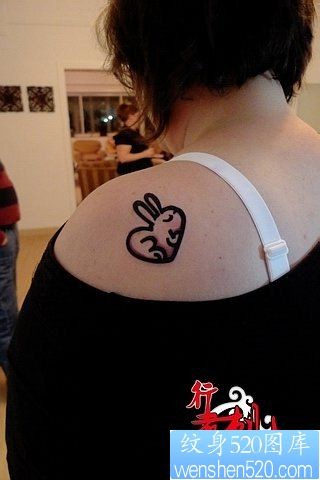 一幅可爱的女人肩背图腾爱心兔子纹身图片