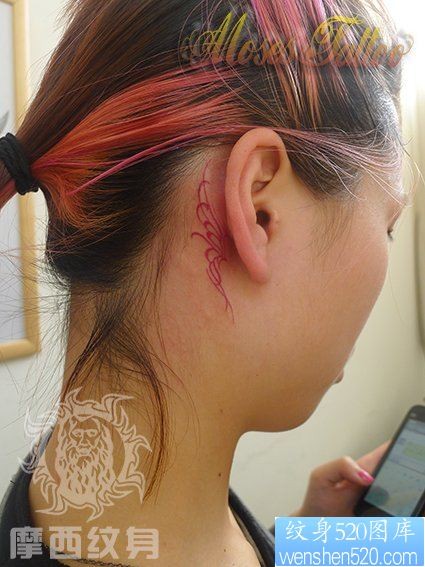 女人耳部精美小巧的图腾蝴蝶纹身图片