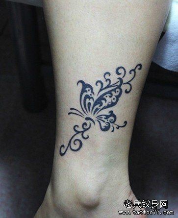 女人腿部漂亮的图腾蝴蝶纹身图片