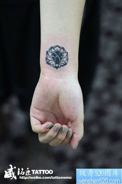 女人手腕处小巧好看的图腾莲花纹身图片