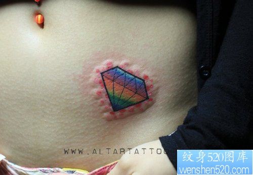 女人腹部好看的彩色小钻石纹身图片