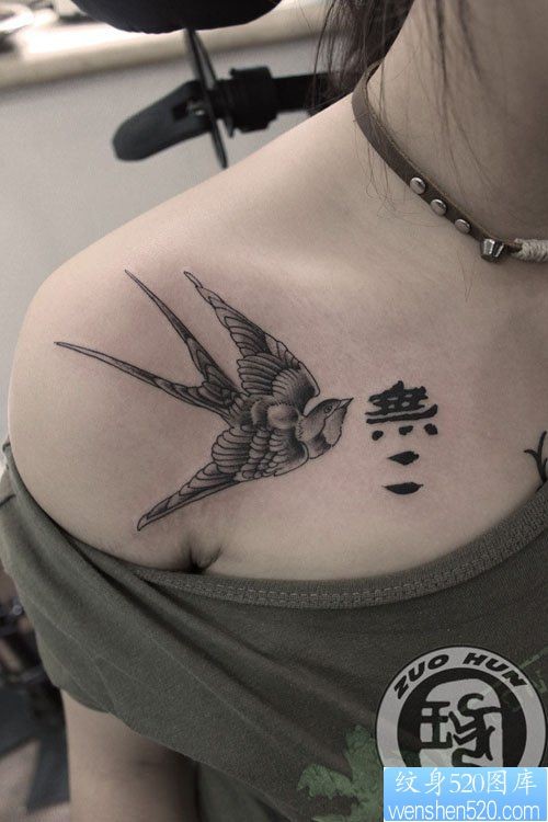女人肩膀处好看的小燕子纹身图片