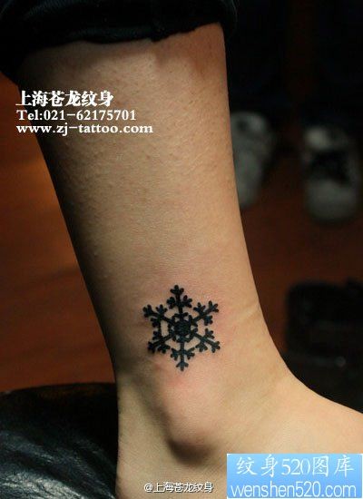 女人脚踝处潮流流行的雪花纹身图片