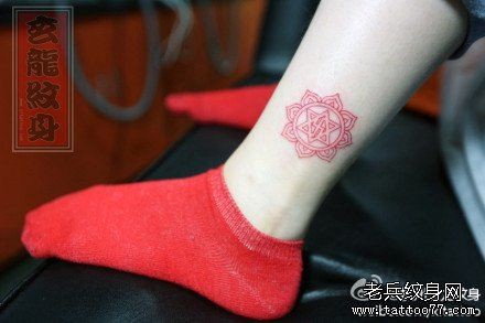 女人腿部流行漂亮的六芒星与莲花纹身图片