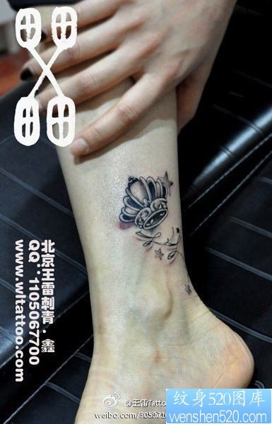 女人腿部潮流流行的皇冠纹身图片