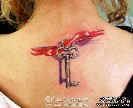 女人背部潮流流行的钥匙纹身图片