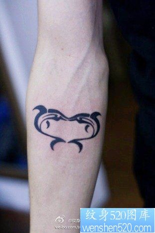 手臂小巧的图腾爱心海豚纹身图片