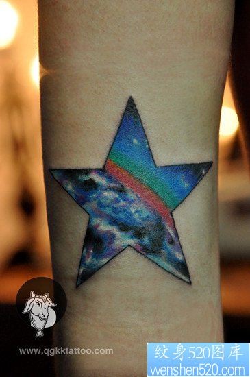 女人手臂流行潮流的星空五角星纹身图片