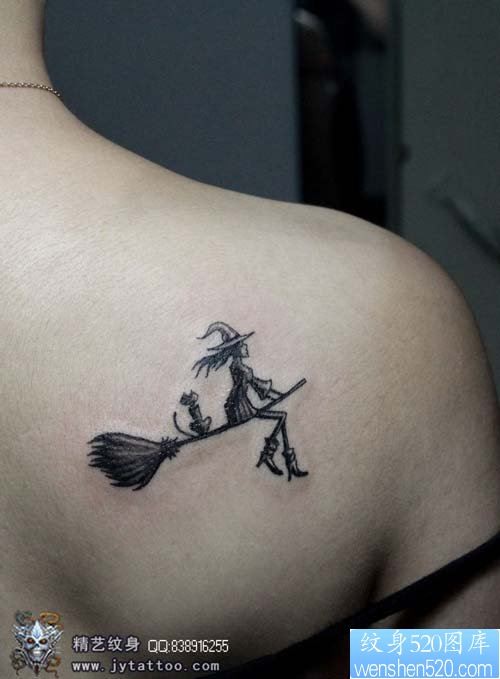 女人肩背可爱的小巫师纹身图片