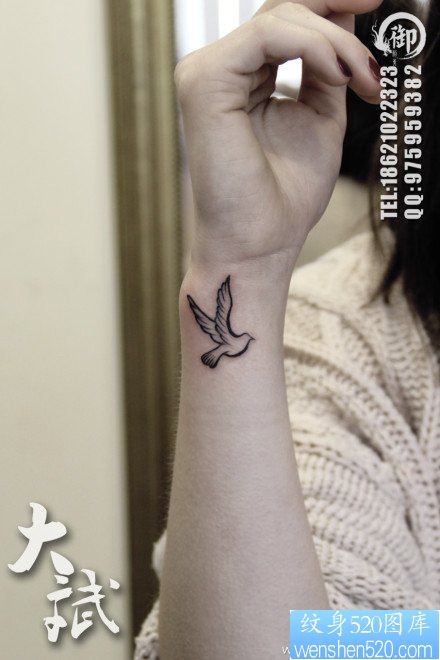 女人手腕处小巧的图腾鸽子纹身图片