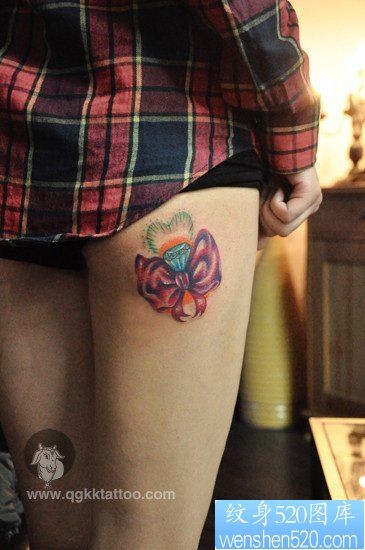 女人腿部潮流流行的蝴蝶结钻石纹身图片
