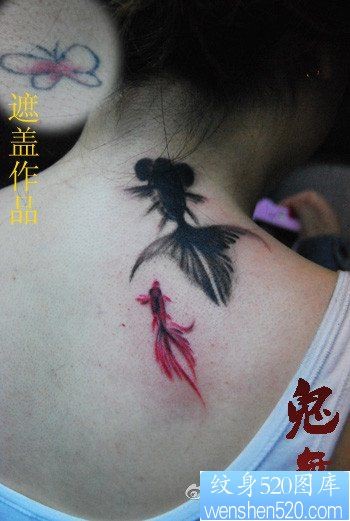 女人背部小巧流行的水墨鱼纹身图片