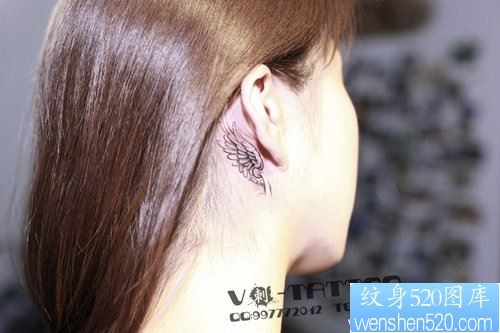 女人耳部小巧的翅膀纹身图片