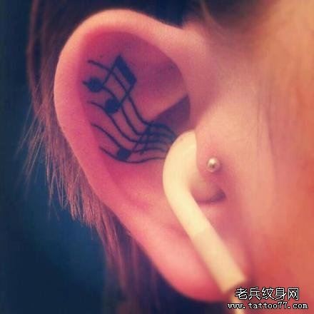 女人耳部小巧潮流的音符纹身图片
