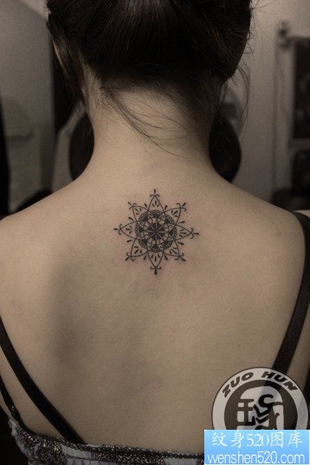 女人背部唯美好看的藤蔓花卉纹身图片
