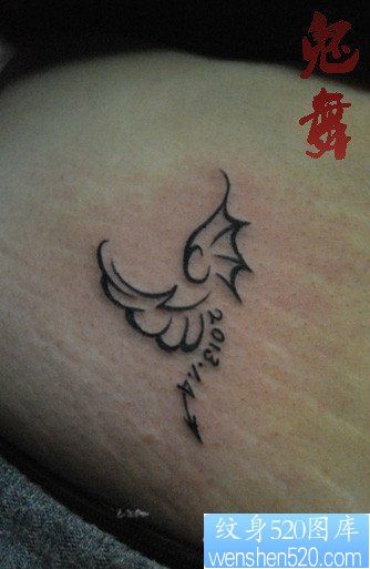 女人腰部小巧的图腾恶魔与天使的翅膀纹身图片