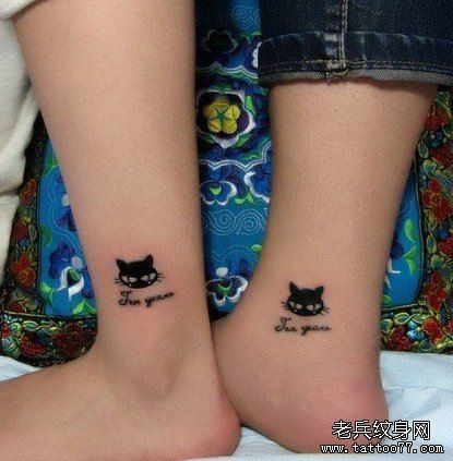女人腿部可爱的小猫咪纹身图片