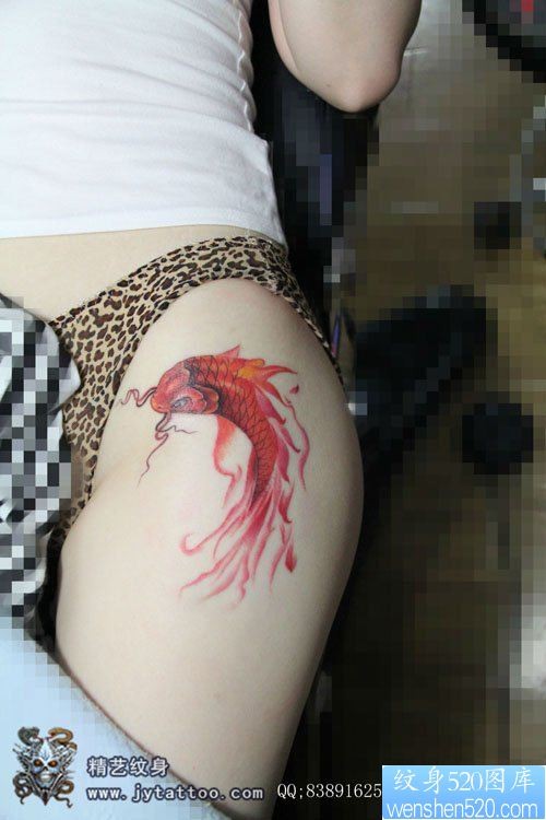 女人腿部漂亮的彩色小鲤鱼纹身图片
