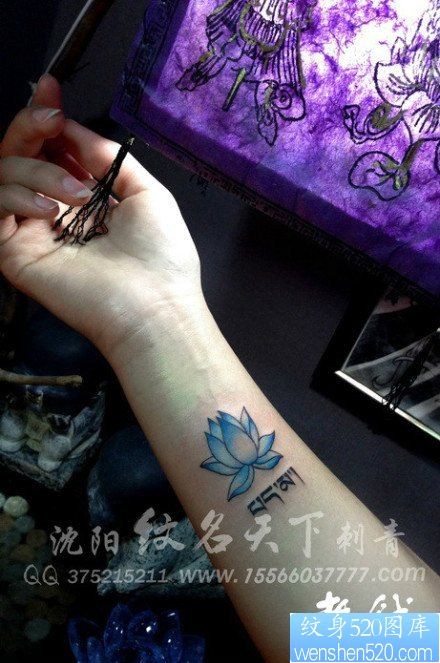 女人手臂小巧潮流的彩色莲花纹身图片