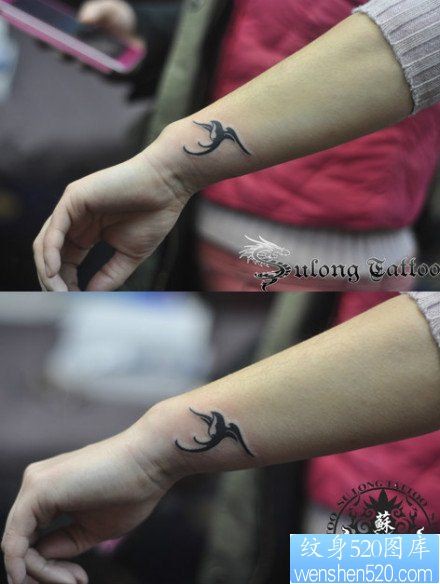 女人手腕处小巧的图腾燕子纹身图片