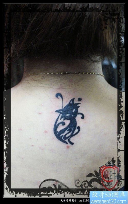 女人背部潮流流行的图腾猫咪纹身图片