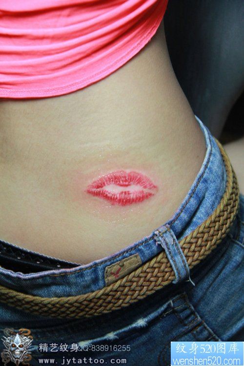 女人腰部潮流漂亮的彩色唇印纹身图片