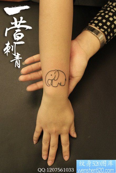 女人手腕小巧潮流的小象纹身图片