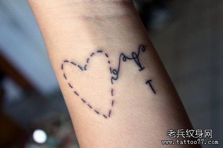 女人手腕潮流简单的爱心纹身图片