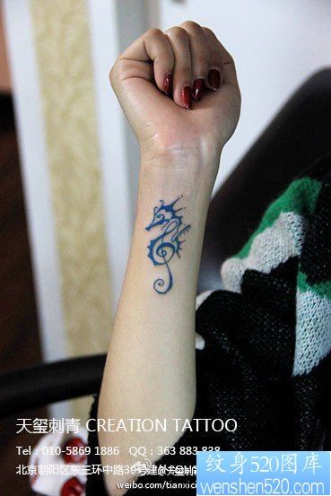 女人手腕潮流好看的音符与海马纹身图片