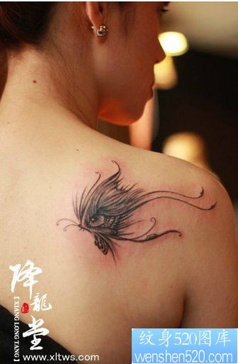 女孩子肩背流行漂亮的蝴蝶纹身图片