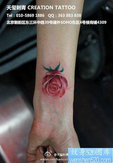 女人手腕处潮流精美的玫瑰花纹身图片