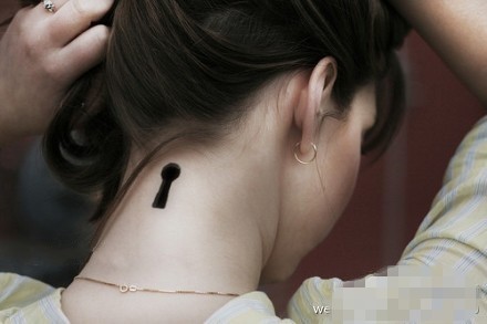 女性颈部漂亮刺青