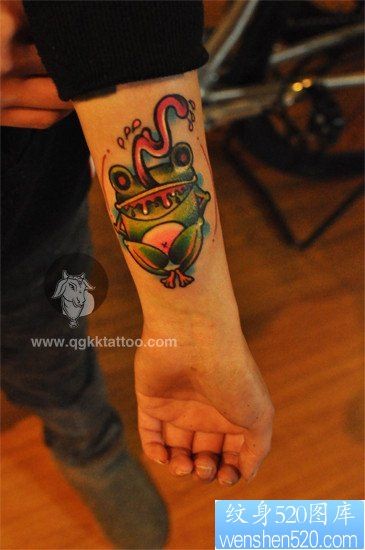 手臂潮流可爱的小青蛙纹身图片