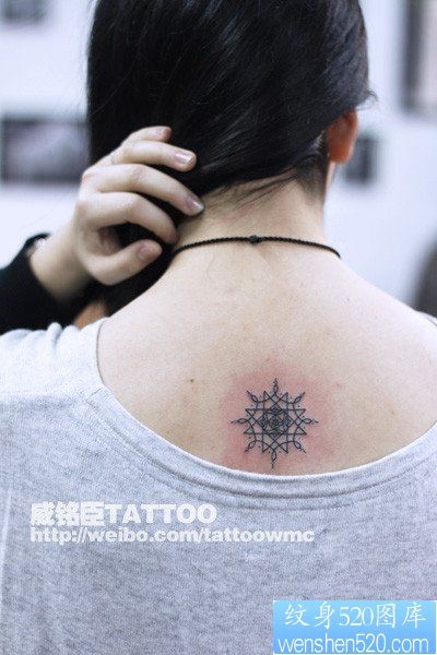 女人背部唯美潮流的藤蔓纹身图片