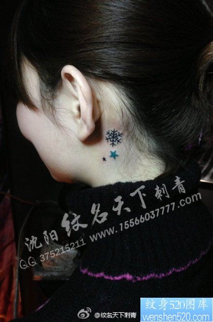 女孩子耳部潮流流行的雪花五角星纹身图片