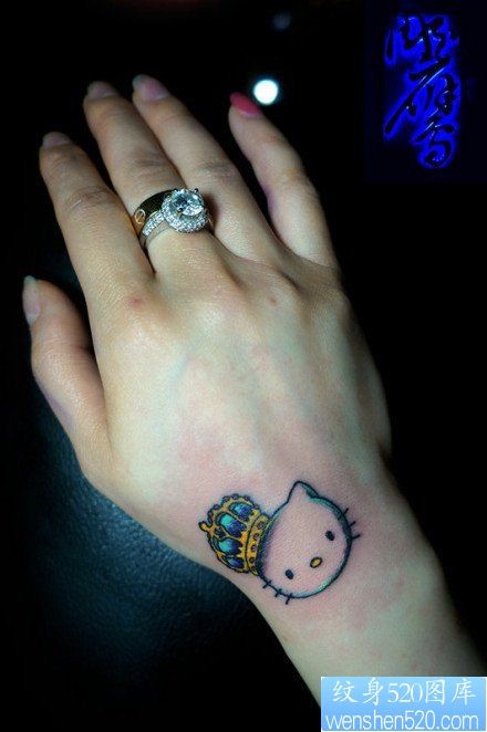 女人手部可爱的猫咪与皇冠纹身图片