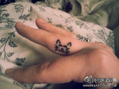 手指简单可爱的小猫咪纹身图片