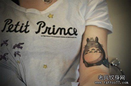 女人手臂可爱潮流的龙猫纹身图片