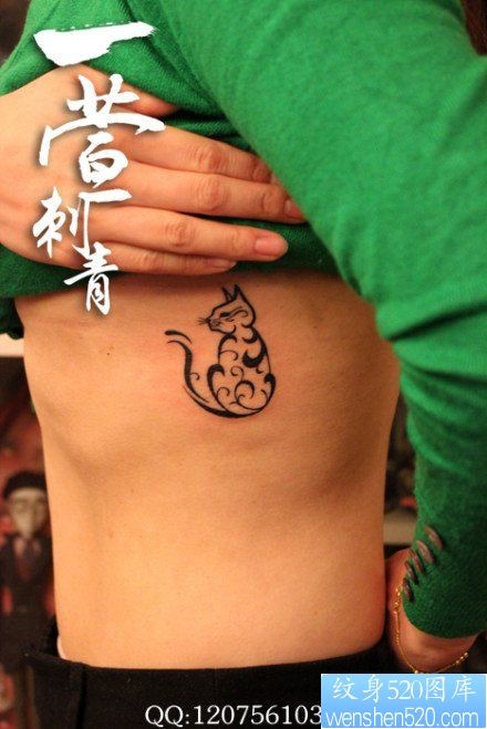 女人侧腰可爱流行的图腾猫纹身图片