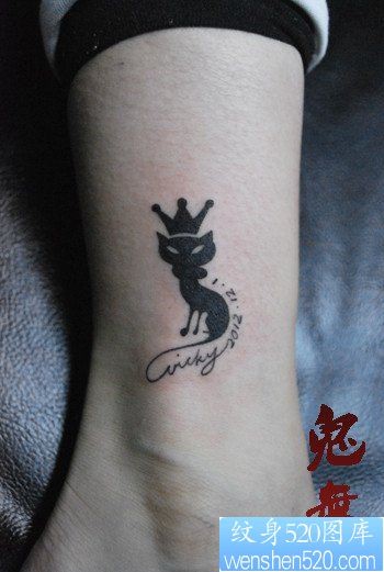 女人腿部可爱的图腾小狐狸纹身图片