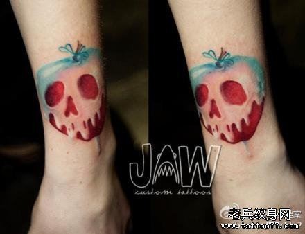 女人手臂骷髅苹果棒棒糖纹身图片