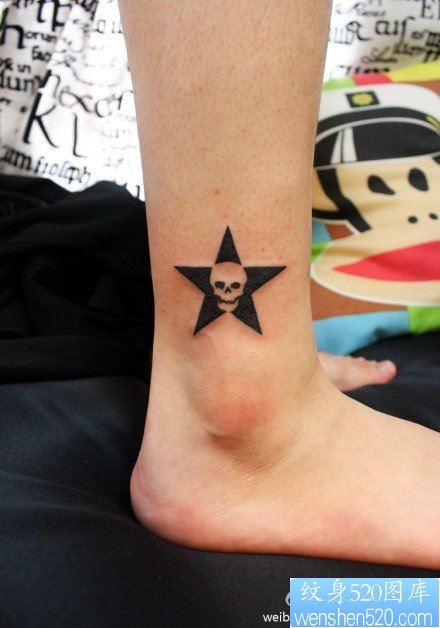女人腿部小巧精美的五角星与骷髅纹身图片