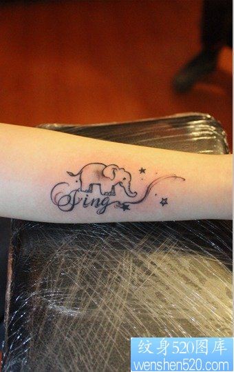 女人手臂流行可爱的小象纹身图片