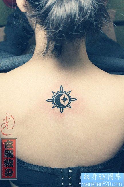 女人背部太阳月亮星星纹身图片