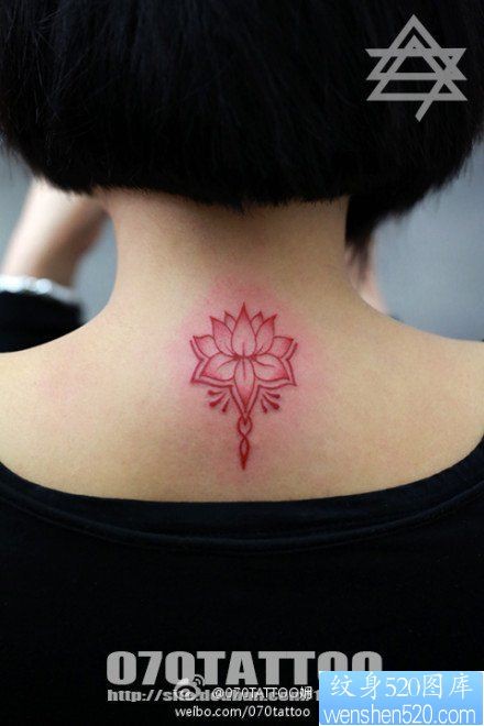 女人背部小巧精美的彩色莲花纹身图片