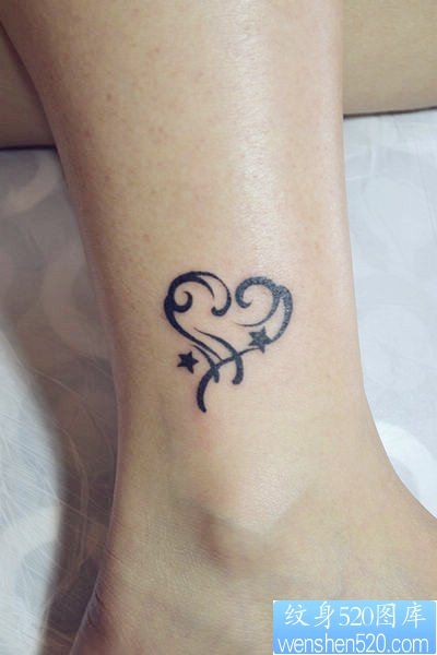 女人腿部小巧精美的图腾爱心纹身图片