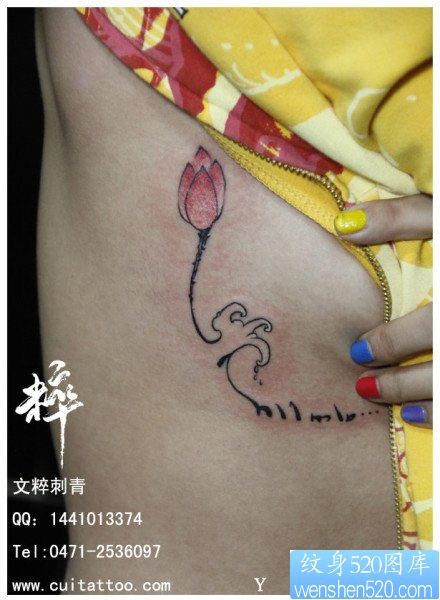 美女胸部唯美好看的小莲花与字母纹身图片