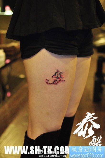 女人腿部小巧可爱的图腾猫咪纹身图片