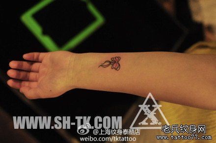 女人喜欢的手臂小巧的蝴蝶结纹身图片