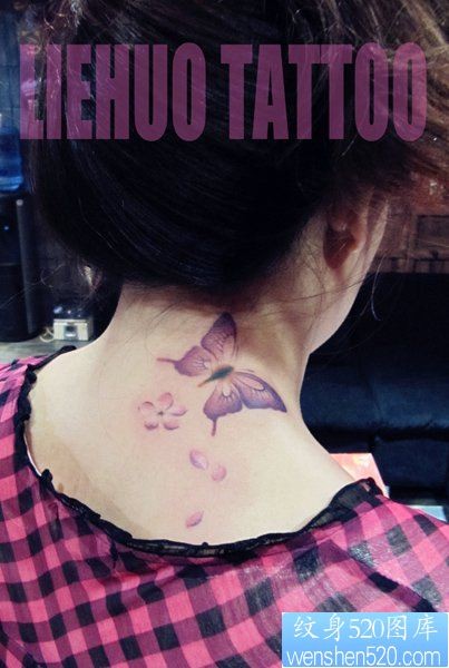 女人脖子处潮流漂亮的蝴蝶纹身图片